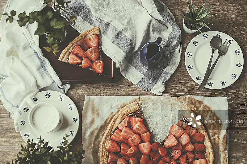 草莓挞和一杯牛奶的鸟瞰图图片素材