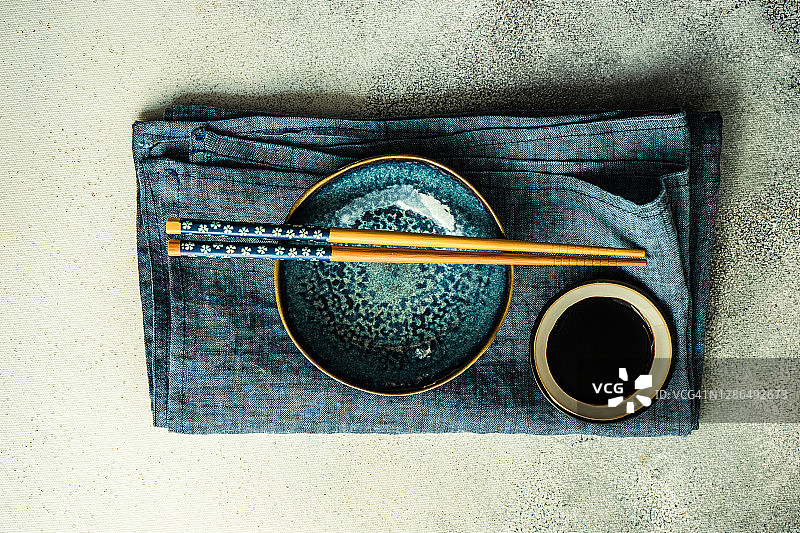 带有酱油的亚洲餐具和菜肴的俯视照片图片素材