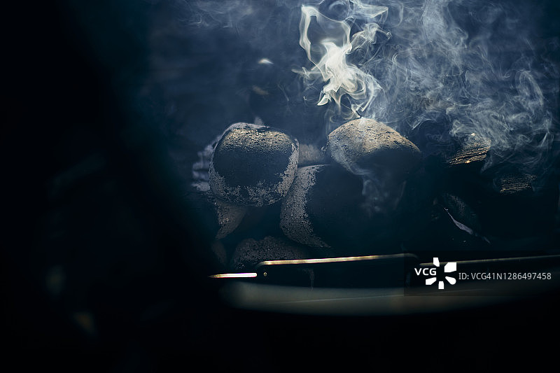 特写：冒烟的烧烤架图片素材