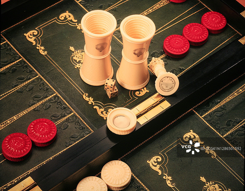 西洋双陆棋盘和国际象棋棋子工作室照片图片素材