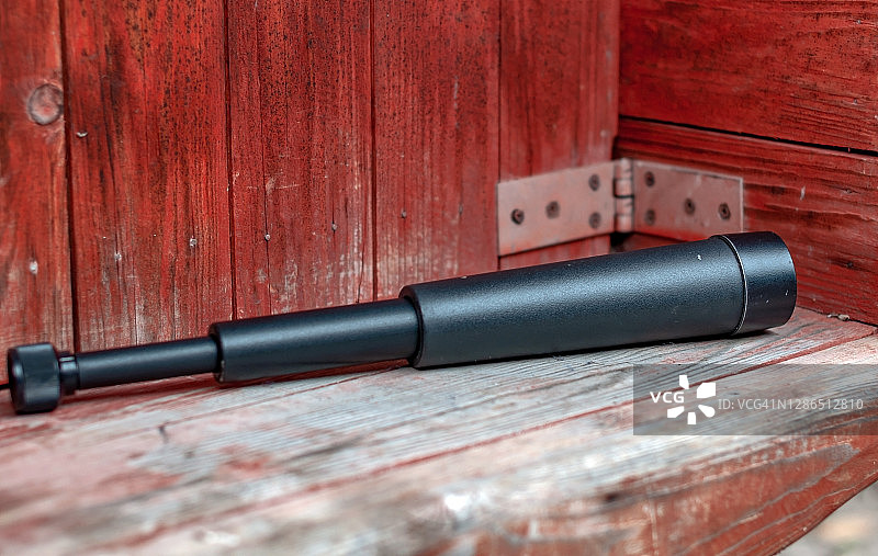 旧单筒望远镜特写图片素材