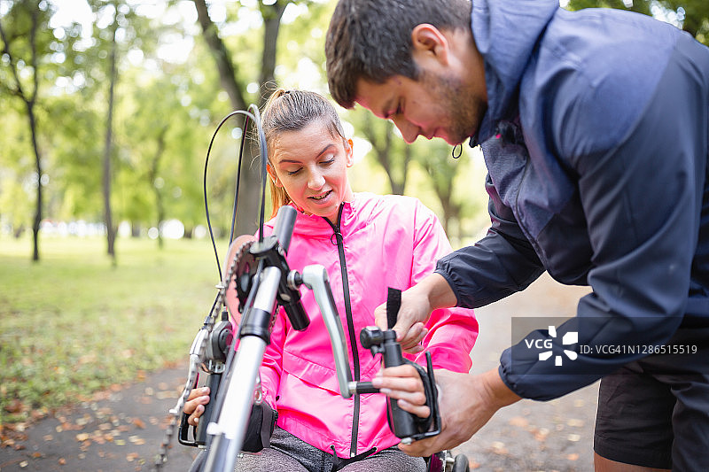 坐轮椅的女运动员和她的男友在户外运动图片素材