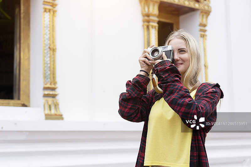 在泰国曼谷玉佛寺的游客图片素材