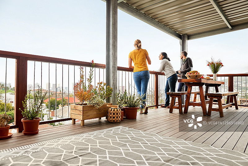 朋友们在阳台上图片素材