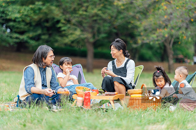 一家人户外野餐图片素材