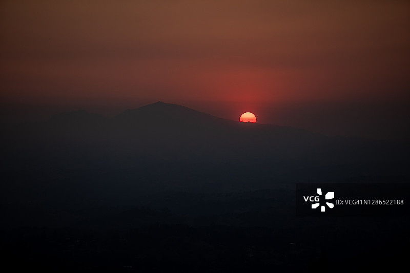 山火产生的烟雾笼罩大地图片素材