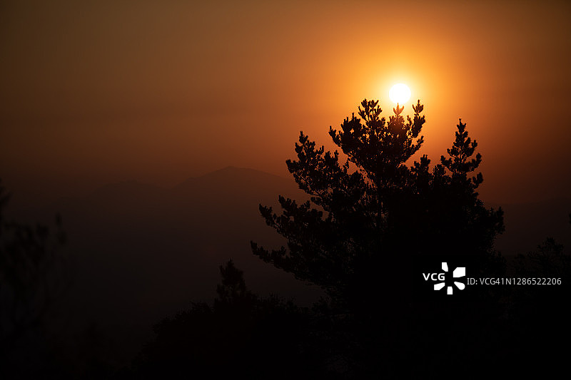 山火产生的烟雾笼罩大地图片素材