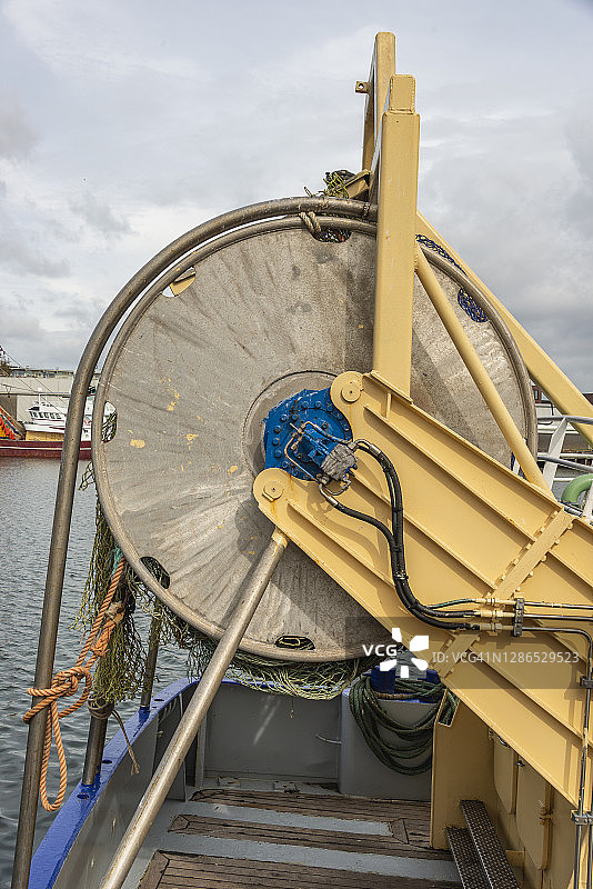 带盘绕渔网的气动钢卷图片素材