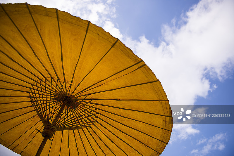 天空背景下的黄色亚洲阳伞图片素材