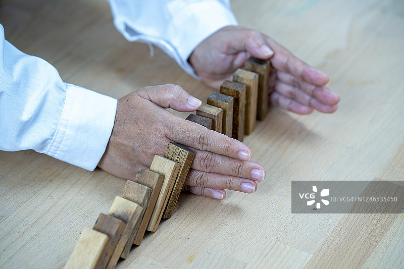 商业风险与策略：阻止多米诺骨牌倒塌图片素材