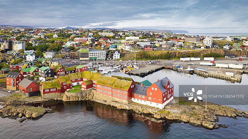 法罗群岛托尔斯港城市全景，斯特莱默岛图片素材