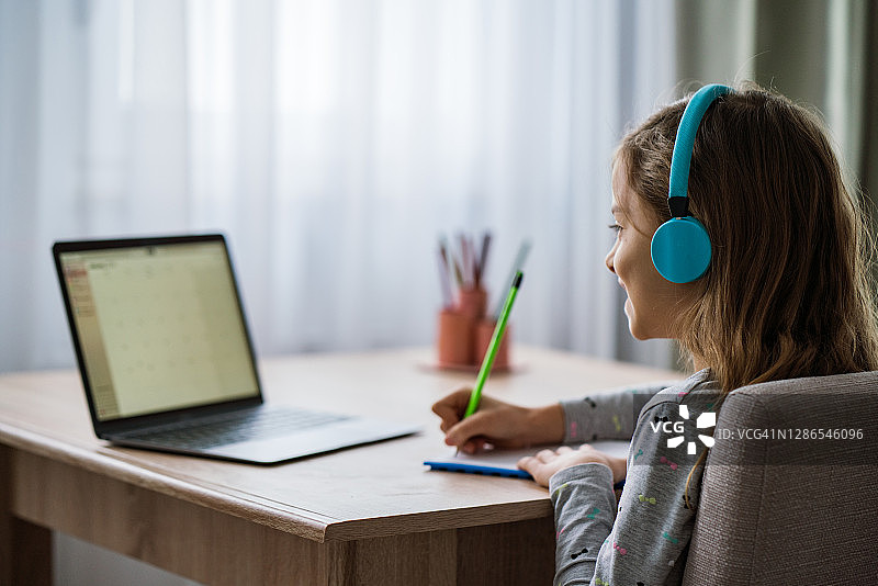 疫情期间在家学习的女学生图片素材