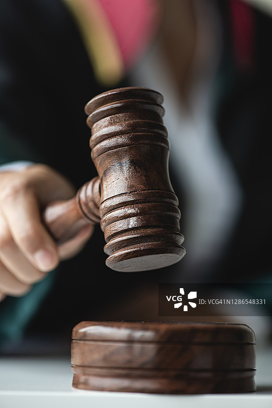 手持法槌的女法官图片素材