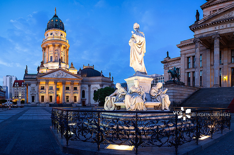 席勒喷泉：黄昏，新教堂，德国主教座堂，音乐厅，柏林宪兵广场，德国图片素材