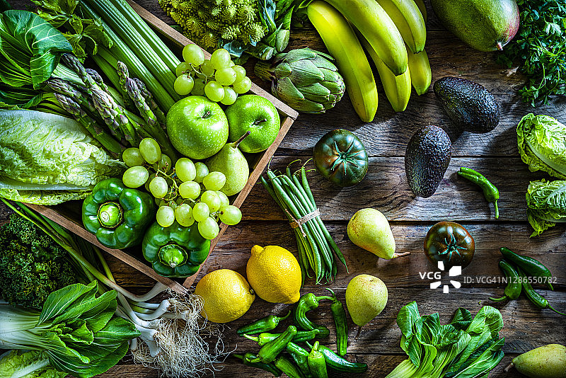 纯素食品：乡村木桌上的新鲜绿色果蔬图片素材