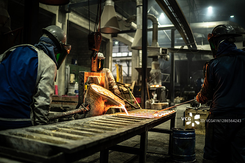 金属工业：倾倒金属溶液图片素材