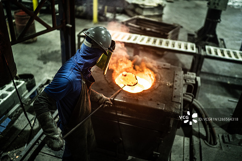 金属工业：炼钢炉图片素材