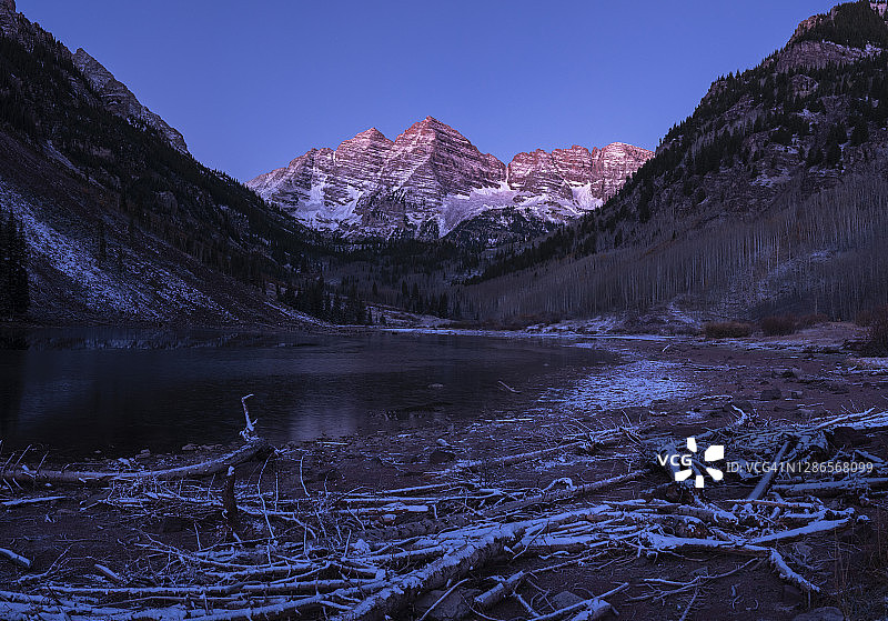 科罗拉多州阿斯本栗色钟峰在初冬的第一缕阳光图片素材