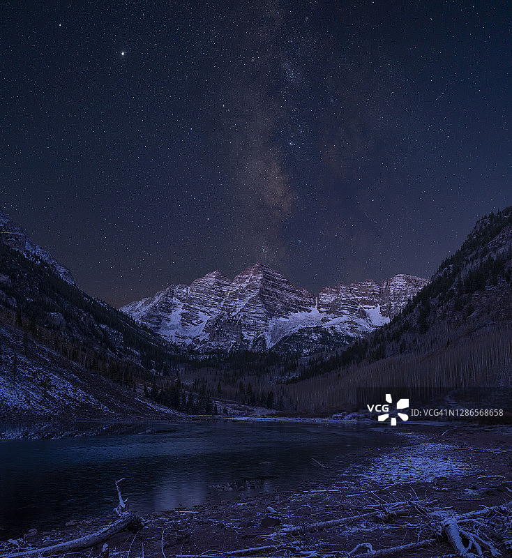 夜幕下的科罗拉多州阿斯彭栗色钟山，背景是银河系图片素材