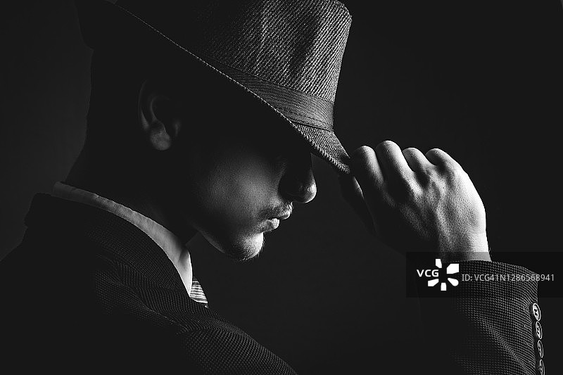 戴帽子，穿西装打领带的复古男人图片素材