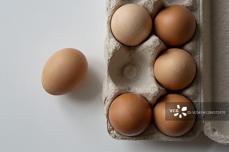 纸板包装中的鸡蛋图片素材
