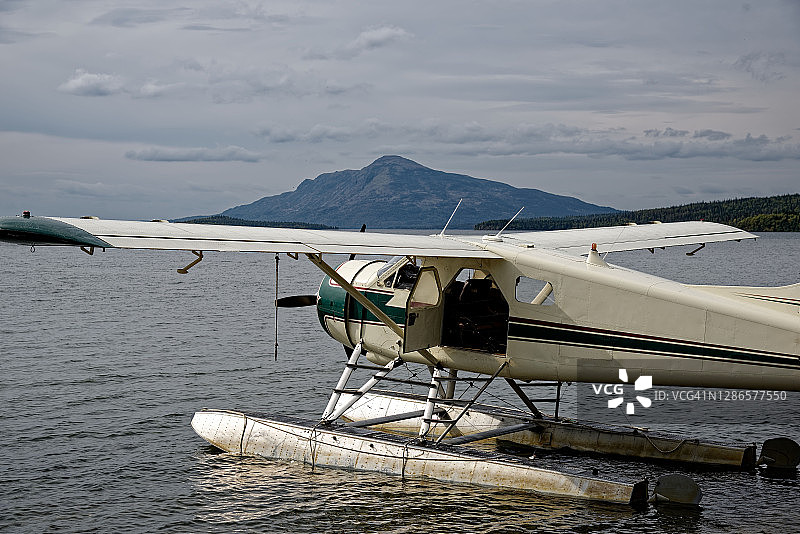 下飞机去钓鱼图片素材