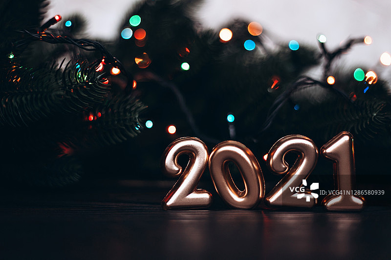 深色背景上的2021数字，留有文字空间图片素材