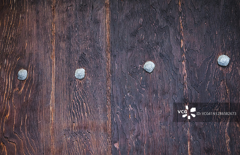 带有银色铆钉细节的仿古木质纹理背景图片素材