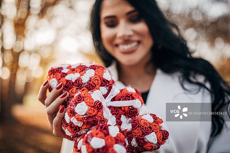 公园里手拿可爱泰迪熊的女人图片素材