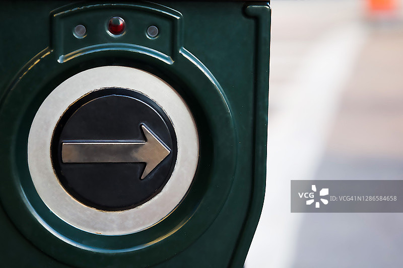 人行横道按钮上的箭头图片素材