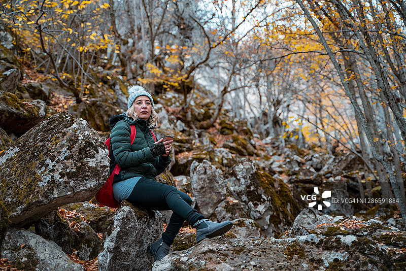 秋季，在森林里漫步的女人图片素材