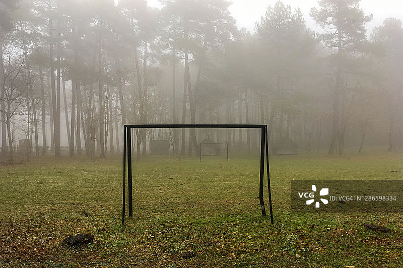 秋冬交替之际的雾气笼罩的足球场图片素材