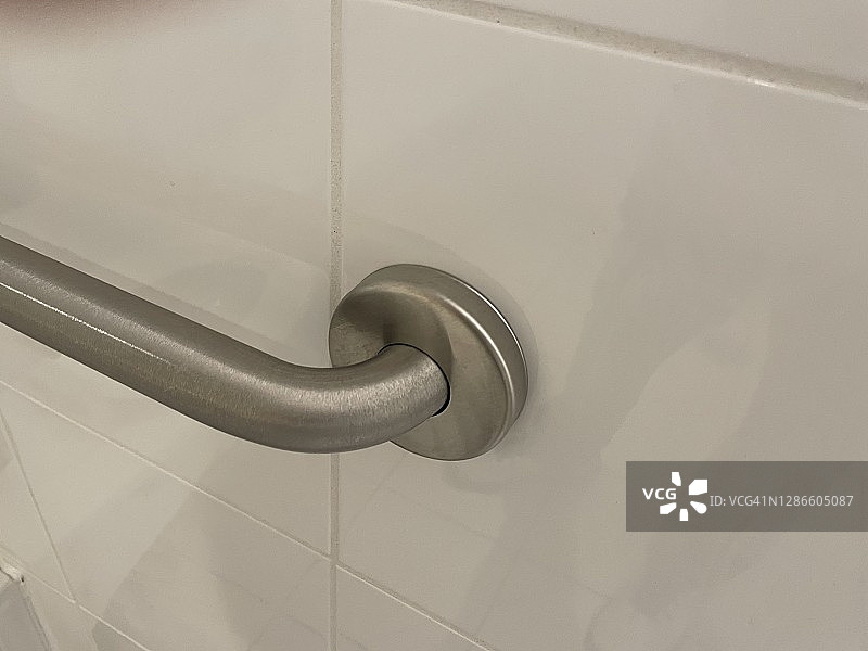 浴室墙壁上的扶手图片素材