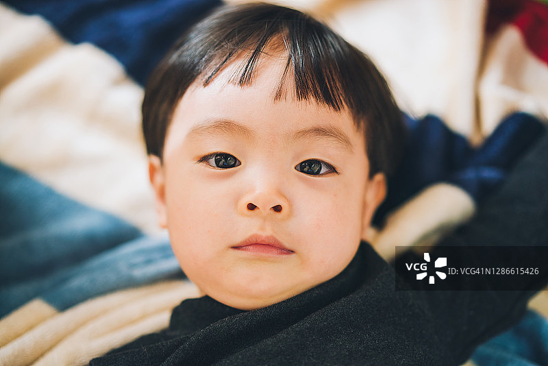 小女孩躺着看向镜头图片素材