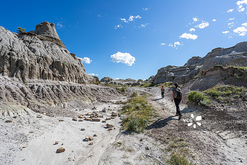 母亲和儿子在加拿大艾伯塔省恐龙省立公园荒地徒步旅行图片素材