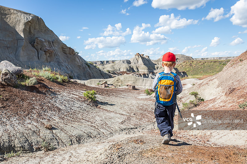 可爱的红发男孩在加拿大艾伯塔省恐龙省立公园恶地徒步图片素材