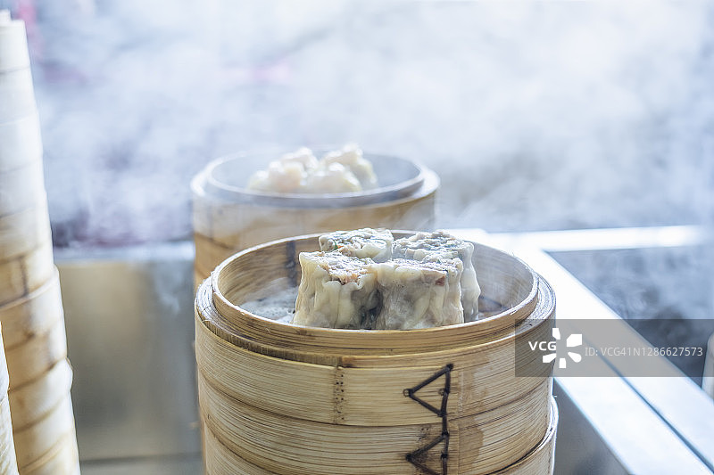 餐厅里的广东点心烧卖特写图片素材