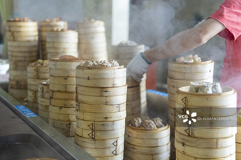 人们在餐厅享用广东点心蜂巢金钱肚图片素材