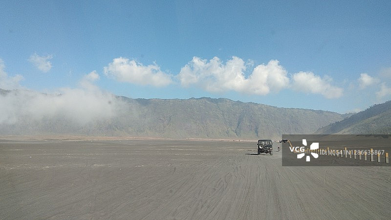 布罗莫火山陨石坑的午间旅行图片素材