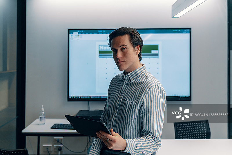 办公室里年轻商人的人像拍摄图片素材