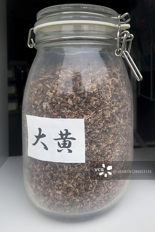 玻璃罐中的中草药图片素材