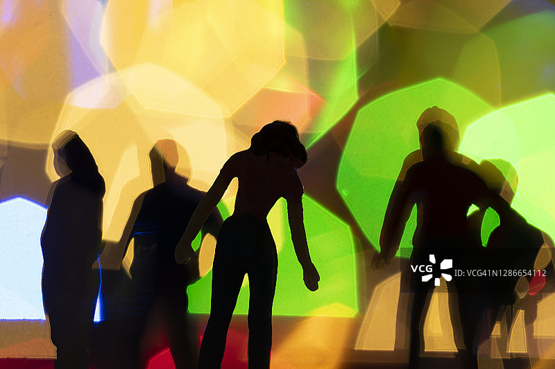 夜生活：人群的逆光剪影图片素材