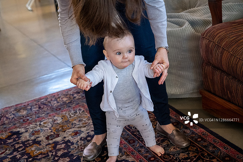 女宝宝和妈妈一起学习走路图片素材
