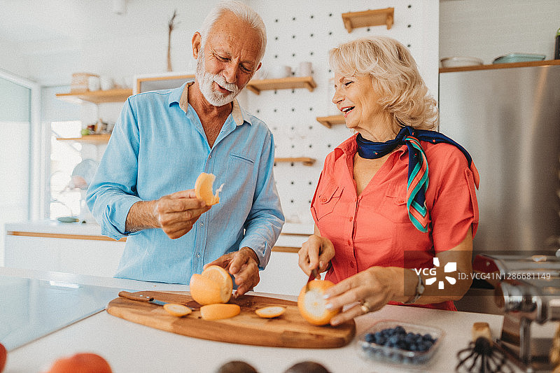 老年人在厨房里图片素材