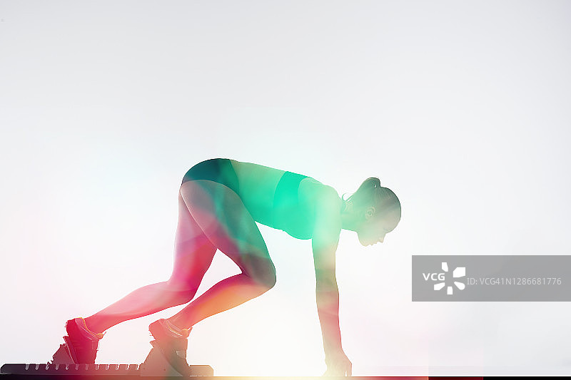 起跑器上的女运动员图片素材