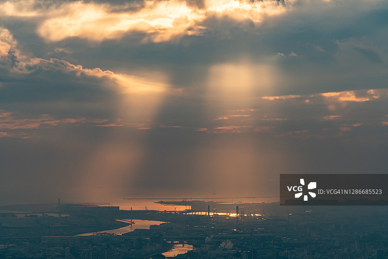 飞机航拍日本大阪和尼崎城市日落光束图片素材