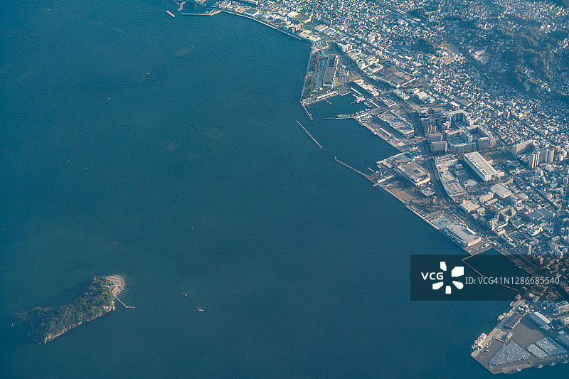 从飞机上俯瞰日本神奈川县横须贺市图片素材