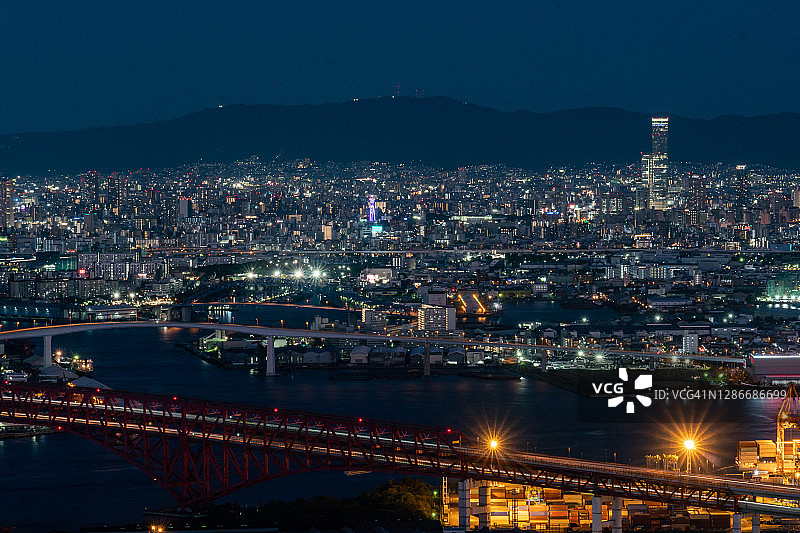 日本大阪市海港上的桥梁图片素材