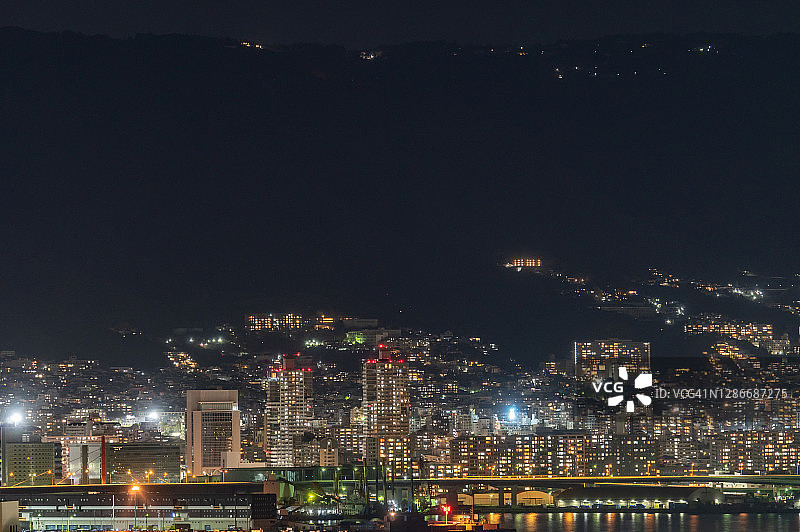 日本神户市海湾旁的照明住宅楼图片素材