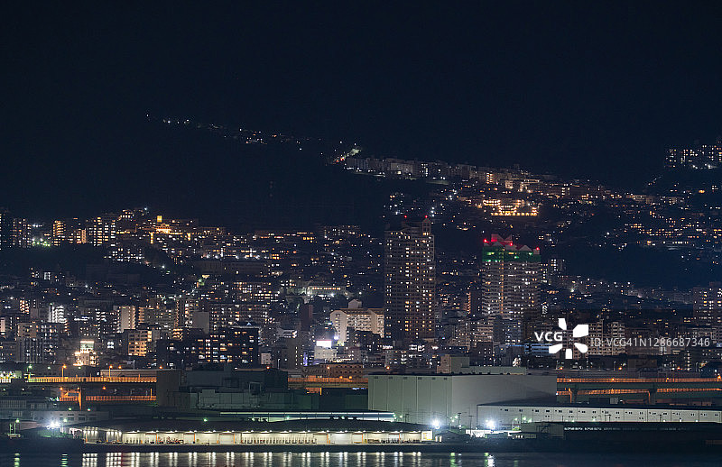 日本神户市海湾旁的照明住宅楼图片素材
